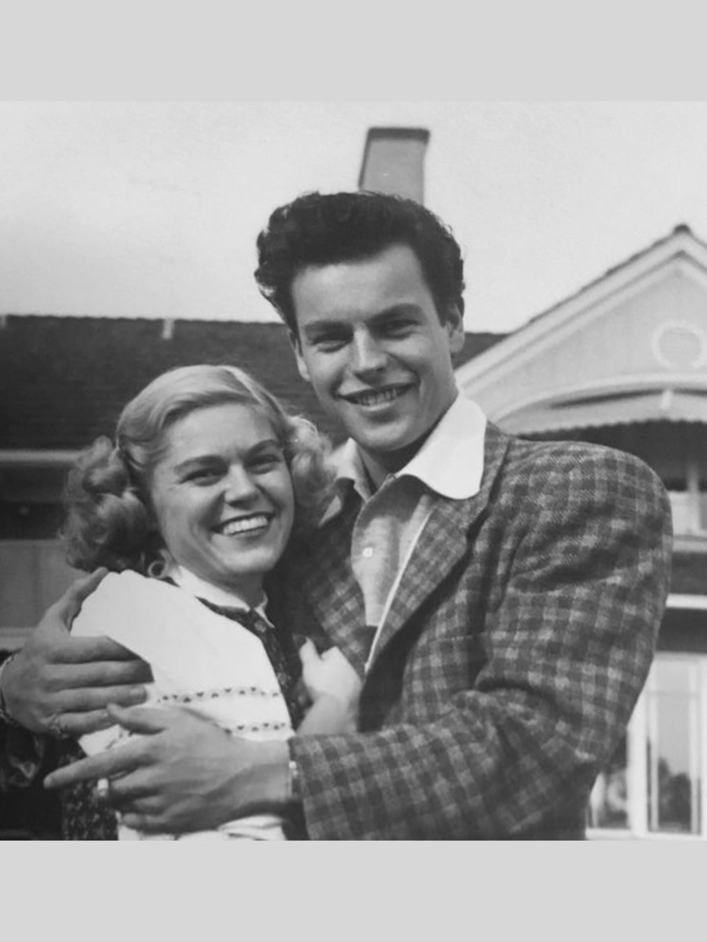 Thinking of my sister Mary on the anniversary of her passing. Memories of her fill my heart today.
@happymamalc 
.
.
.
#robertwagner #sisterlove #family #love