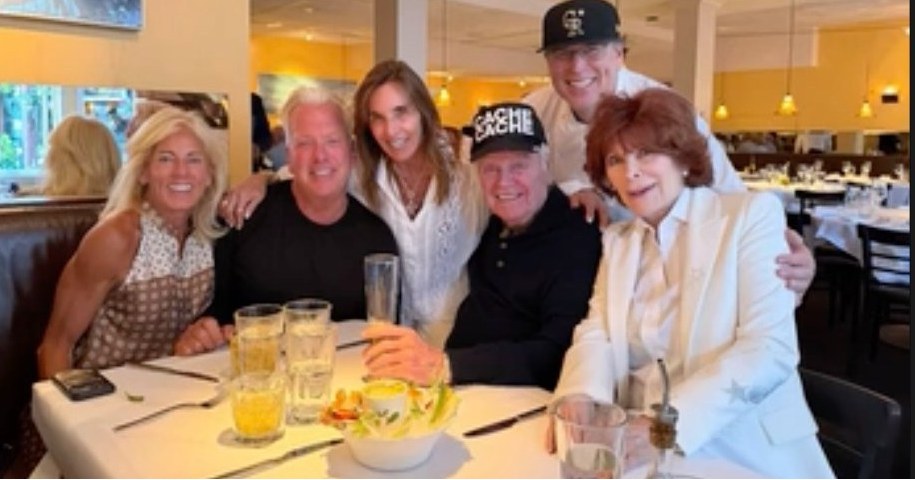A wonderful evening with Jill at one of our favorite Aspen restaurants, Cache Cache. Great food, great atmosphere, and always a memorable experience. If you're visiting Aspen, be sure to check it out—it's a local favorite for a reason!
.
.
.
#RobertWagner #JillStJohn #CacheCache #AspenColorado #FineDining #RestaurantRecommendation #Aspen